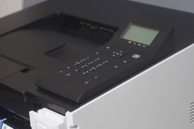 Lazer renkli yazıcı gri arka plan üzerinde
