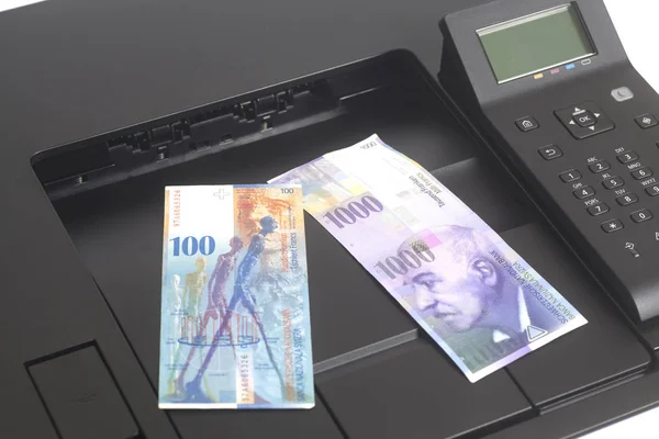 Printer afdrukken Zwitserse Franken, munteenheid van Zwitserland — Stockfoto
