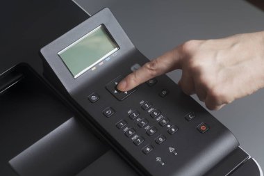 Denetim Masası lazer renkli yazıcı düğmeye basarak kadının elleri