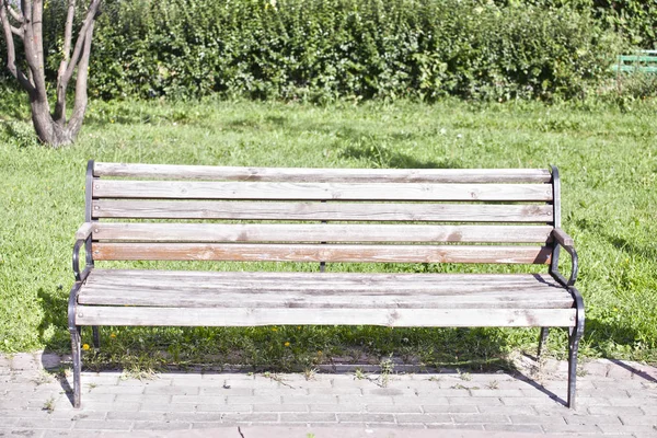 城市公园里的木制长椅 — 图库照片