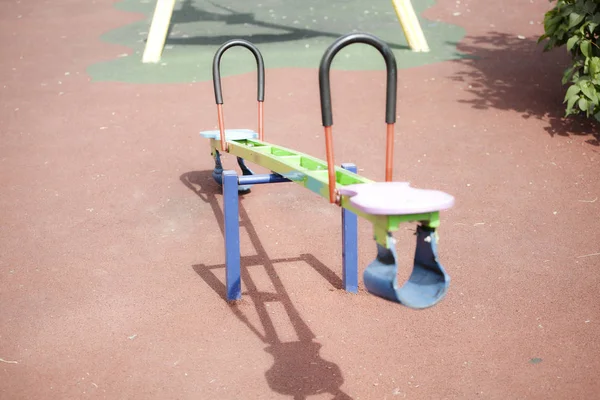 Bilanciatori a doppia oscillazione per bambini nel parco giochi — Foto Stock
