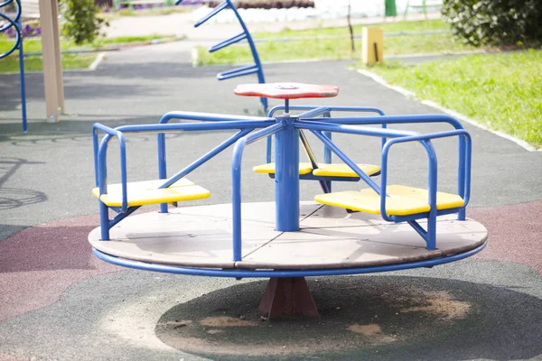 Carrousel sur l'aire de jeux pour enfants — Photo