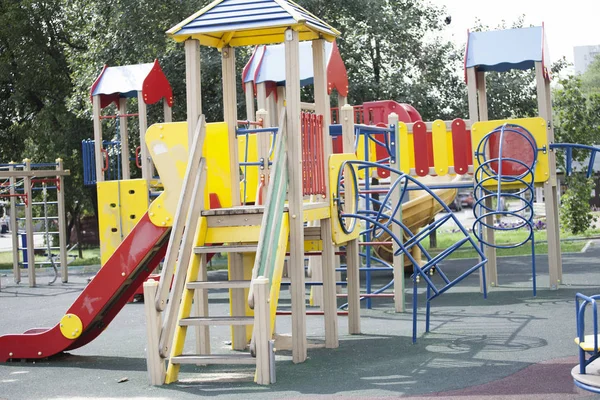 市区公园内的儿童游乐场 — 图库照片