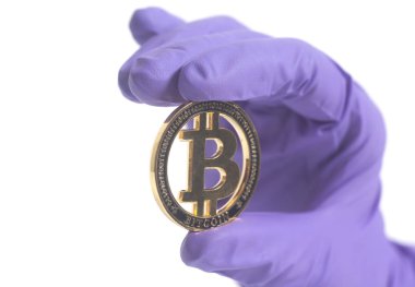 Mor eldiven elinde tutan Bitcoin Kripto Currency.Mining kavramı.
