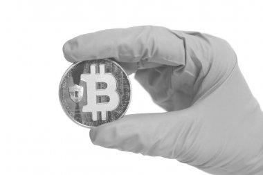 Gri eldiven elinde tutan Bitcoin Kripto Currency.Mining kavramı.