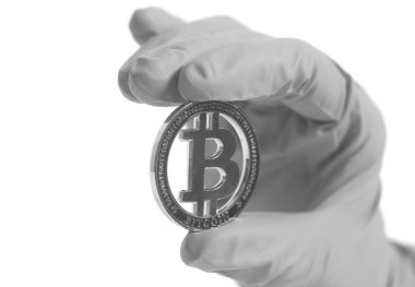 Gri eldiven elinde tutan Bitcoin Kripto Currency.Mining kavramı.