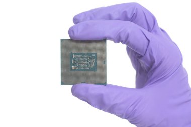 Mor eldiven bir Cpu bilgisayar işlemci mikroçip tutan el