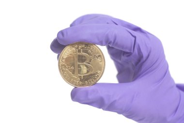 Mor eldiven elinde tutan Bitcoin Kripto Currency.Mining kavramı.