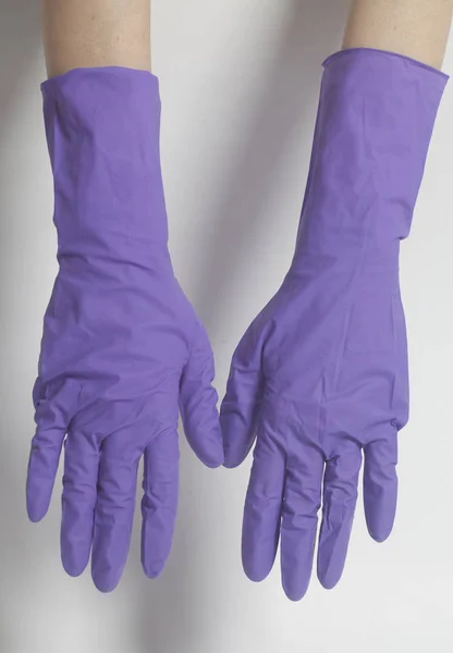 Latex kesztyű esetében tisztítása a női kéz — Stock Fotó