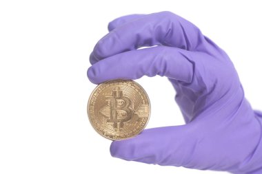 Mor eldiven giyiyor el Bitcoin Kripto Currency.Mining kavram tutar. Beyaz arka plan üzerinde izole