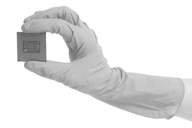 Beyaz arka plan üzerinde izole bir Cpu bilgisayar işlemci mikroçip elinde eldiven el