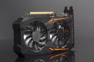 Kripto para birimi incelemesi sonunda bilgisayar oyunu siyah bir arka plan için grafik ekran kartı.