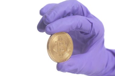 Mor eldiven giyiyor el Bitcoin Kripto Currency.Mining kavram tutar. Beyaz arka plan üzerinde izole