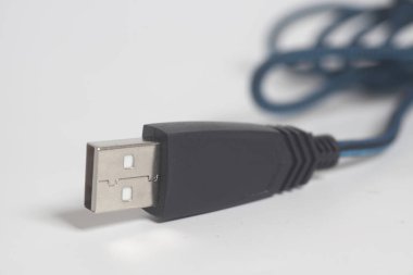 USB bilgisayar kablosu beyaz bir arka plan üzerinde.