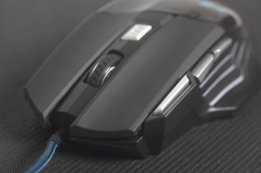 Bilgisayar modern oyun mouse siyah fare altlığı üzerinde kapat