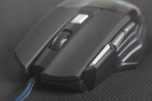 Bilgisayar modern oyun mouse siyah fare altlığı üzerinde kapat
