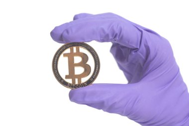 Mor eldiven giyiyor el Bitcoin Kripto Currency.Mining kavram tutar. Beyaz arka plan üzerinde izole