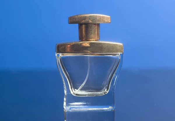 Parfum Homme Bouteille Sur Fond Bleu — Photo