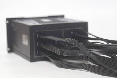 Bilgisayar güç kaynağı ünitesi kablo ile