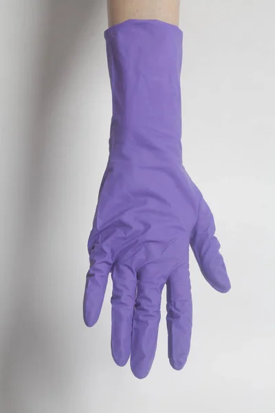 Guantes de látex para la limpieza en la mano femenina —  Fotos de Stock