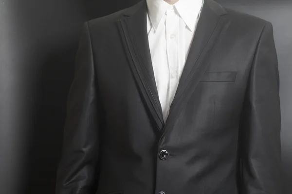 Hombre de traje negro y camisa blanca — Foto de Stock