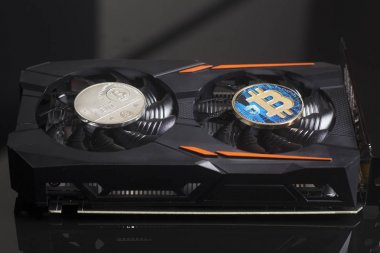 Cryptocurrency araştırma kavramı ile bir bilgisayar ekran kartı üzerinde bitcoins
