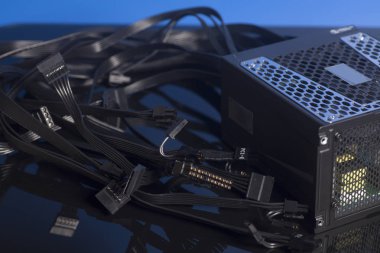 Bilgisayar güç kaynağı ünitesi kablo ile