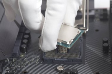 CPU anakart yükleme beyaz eldiven giyen bilgisayar teknisyeni.