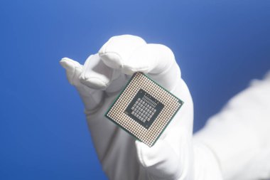 Beyaz eldiven bir Cpu bilgisayar işlemci mikroçip tutan el