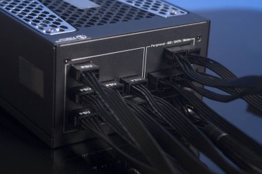 Bilgisayar güç kaynağı ünitesi kablo ile