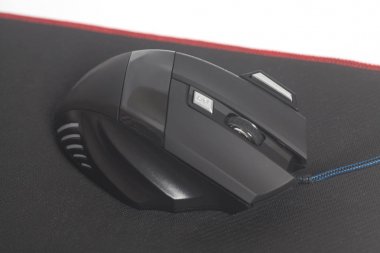 Bilgisayar modern oyun fare üzerinde beyaz bir arka plan üzerinde izole siyah Mousepad