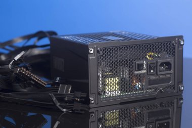 Bilgisayar güç kaynağı ünitesi kablo üzerinde mavi arka plan ile