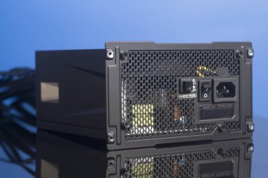 Bilgisayar güç kaynağı ünitesi kablo üzerinde mavi arka plan ile