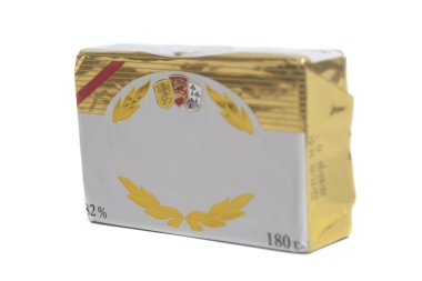 Beyaz arka plan üzerinde izole sarılı tereyağı sopa.