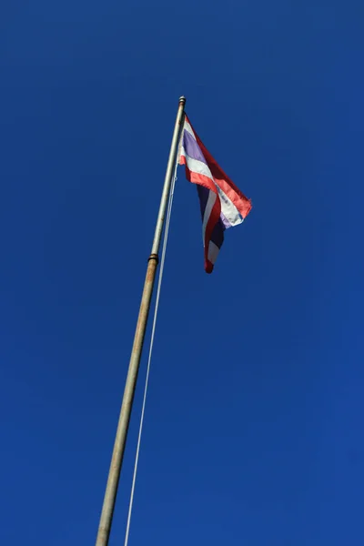Bandiera Thailandia sventola con palo alto con sfondo cielo blu . — Foto Stock