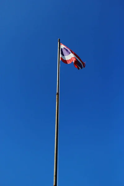 Bandiera Thailandia sventola con palo alto con sfondo cielo blu . — Foto Stock