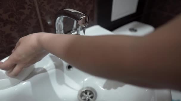 Coronavirus pandemische preventie handen wassen met zeep warm water wrijven vingers wassen vaak of met de hand ontsmettingsgel. — Stockvideo