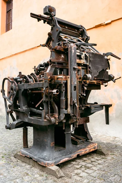 Imprensa de impressão antiga - máquina rotativa - equipamento poligráfico - roda de engrenagem grande — Fotografia de Stock