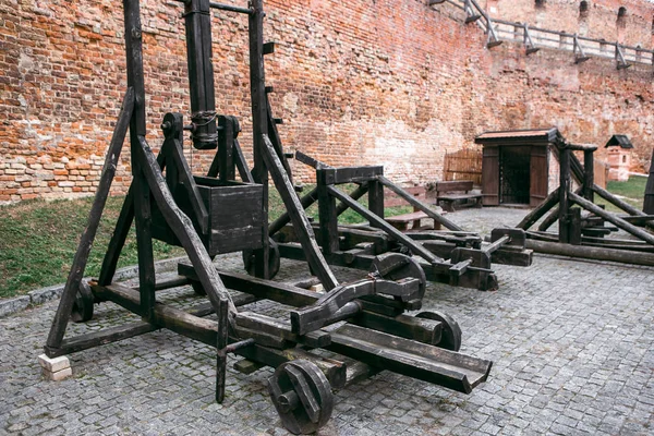 Catapulta antiga em um contexto a parede da fortaleza — Fotografia de Stock