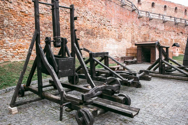 Catapulta antiga em um contexto a parede da fortaleza — Fotografia de Stock