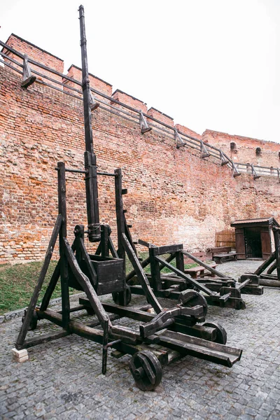 Catapulta antiga em um contexto a parede da fortaleza — Fotografia de Stock