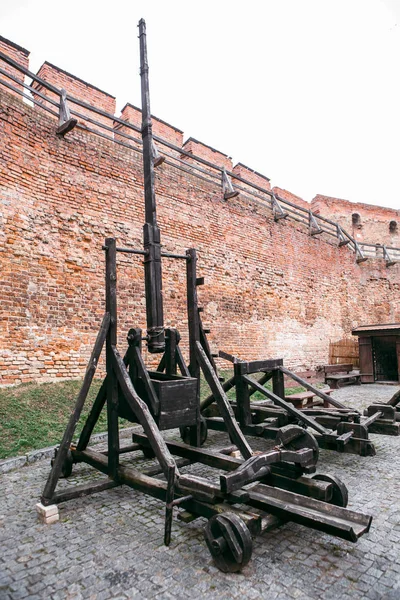 Catapulta antiga em um contexto a parede da fortaleza — Fotografia de Stock