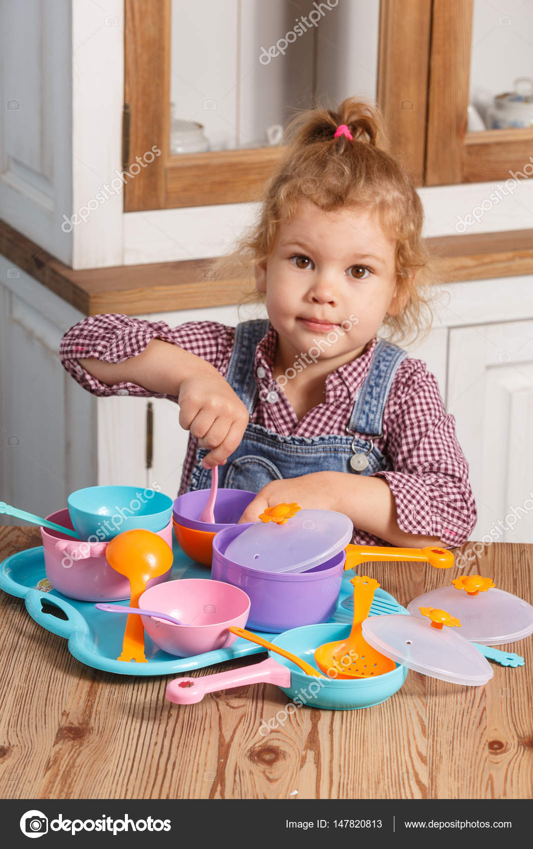 little girl play dishes
