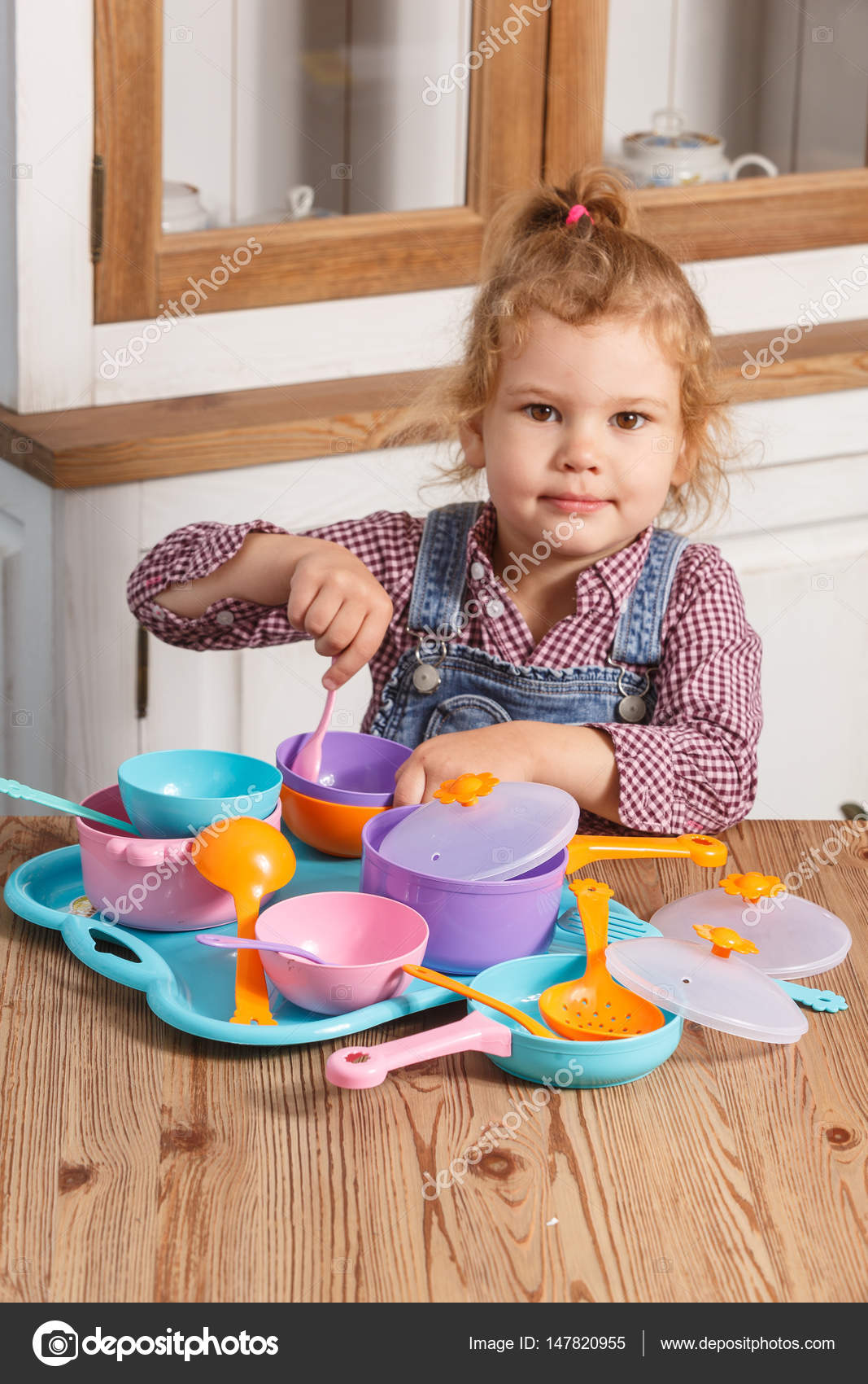 little girl play dishes