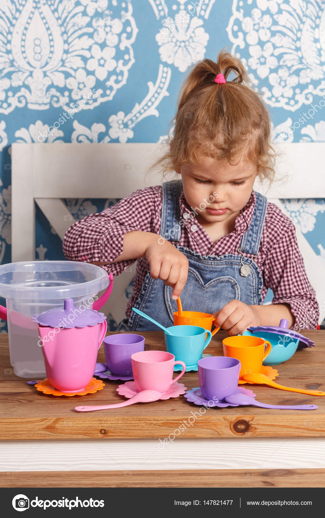 little girl play dishes