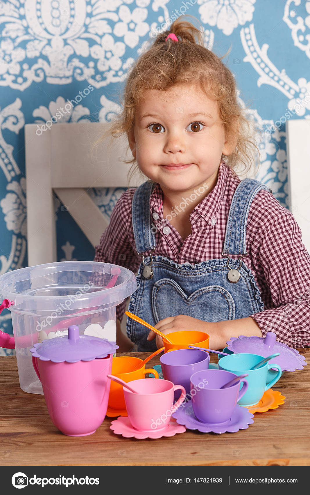 little girl play dishes