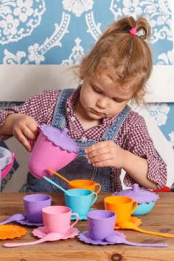 oyuncak bebek yemekleri evde oynarken küçük kız