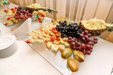 Kutlama tableiced meyve tatlı ananas tatlı tablo üzüm üzerinde taze dilimlenmiş meyve