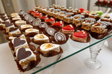 tatlı büfesi - çikolatalı kek, sufle ve İsviçre rulo, yemek tedarik