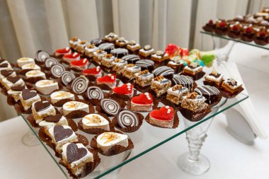 tatlı büfesi - çikolatalı kek, sufle ve İsviçre rulo, yemek tedarik